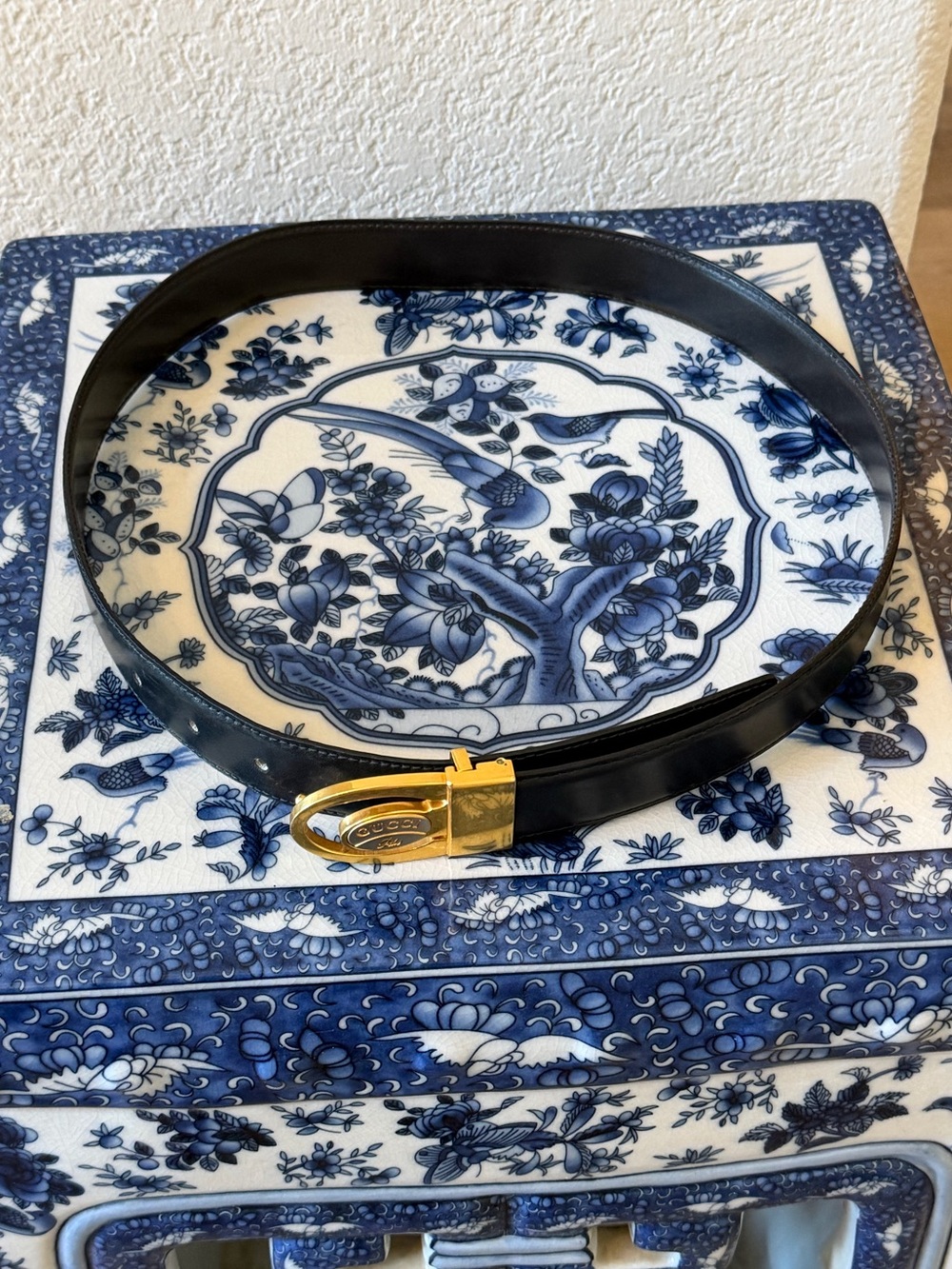 Gucci plus Black Leather Belt with Gold Oval Logo Buckle - Picture 3 of 7